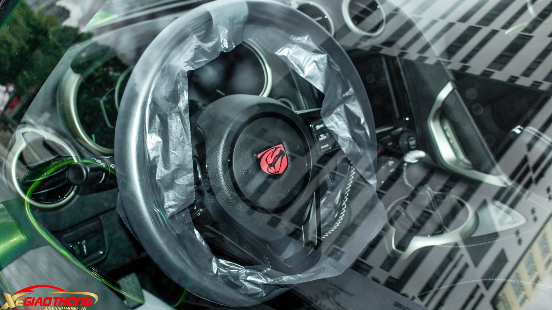 Xe vẫn có một số tiện nghi như màn hình giải trí cảm ứng 8,4, vô-lăng tích hợp các nút bấm rảnh tay. Phanh tay là dạng phanh cơ