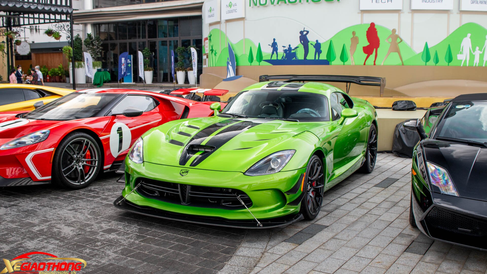 Dodge Viper ACR Snakeskin được trang bị động cơ V10 hút khí tự nhiên, có dung tích lên tới 8.4L và làm hoàn toàn bằng nhôm. Khối động cơ này sản sinh công suất 645 mã lực cùng 813Nm mô-men xoắn