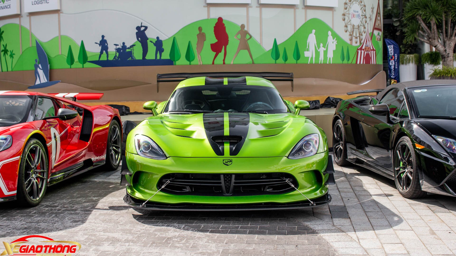 Dodge Viper là dòng xe thể thao sản xuất bởi Dodge, hãng ô tô Mỹ nổi tiếng với những mẫu xe hiệu năng cao. Lần đầu ra mắt năm 1991, Viper đã trải qua 5 thế hệ phát triển trước khi bị khai tử năm 2017