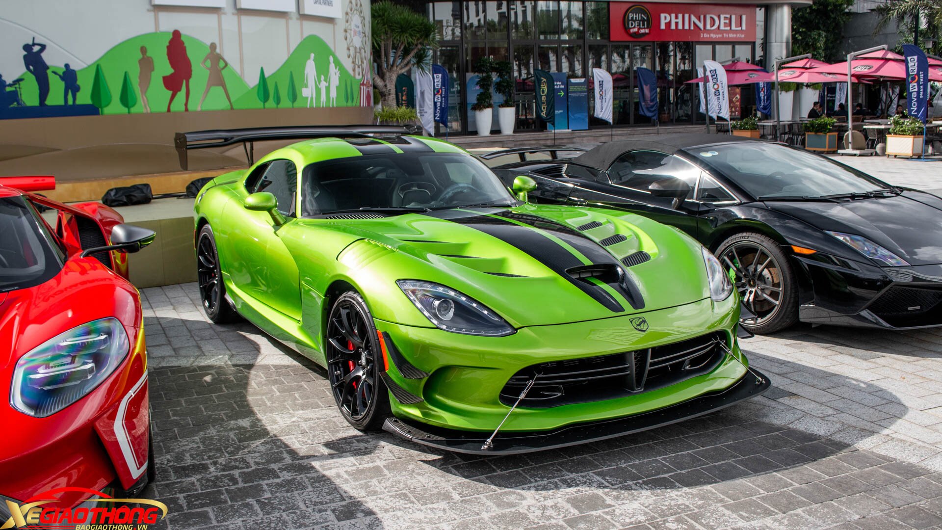 Khó kiểm soát, dung tích động cơ lớn và giá bán cao, vì vậy Dodge Viper có số lượng chỉ vài xe tại Việt Nam. Chiếc đầu tiên thuộc thế hệ 4, xuất hiện từ năm 2012. Sau 10 năm, chiếc Viper thứ hai thuộc thế hệ 5 mới lại được nhập về