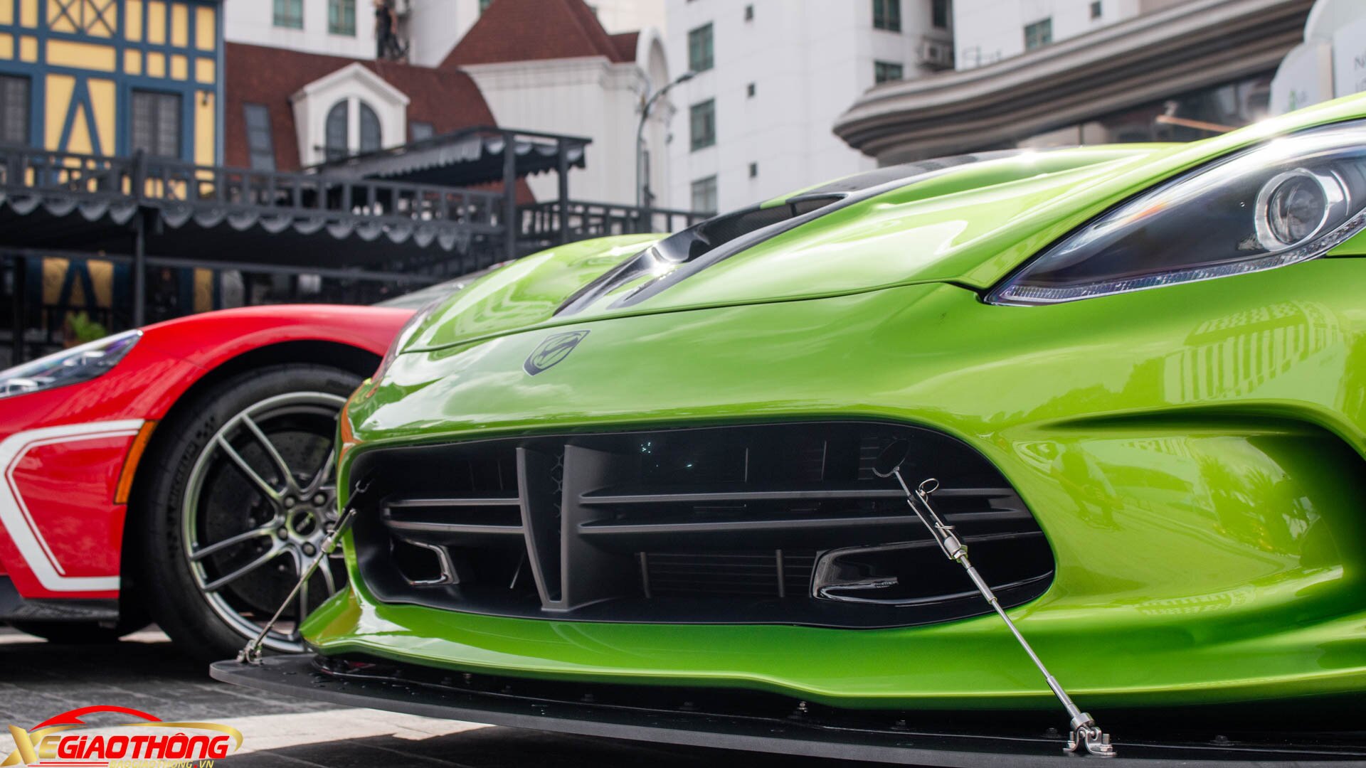 Ngoại hình của xe mang vẻ hầm hố với lưới tản nhiệt cỡ lớn, nắp ca-pô trang bị các khe hút và đẩy gió từ động cơ