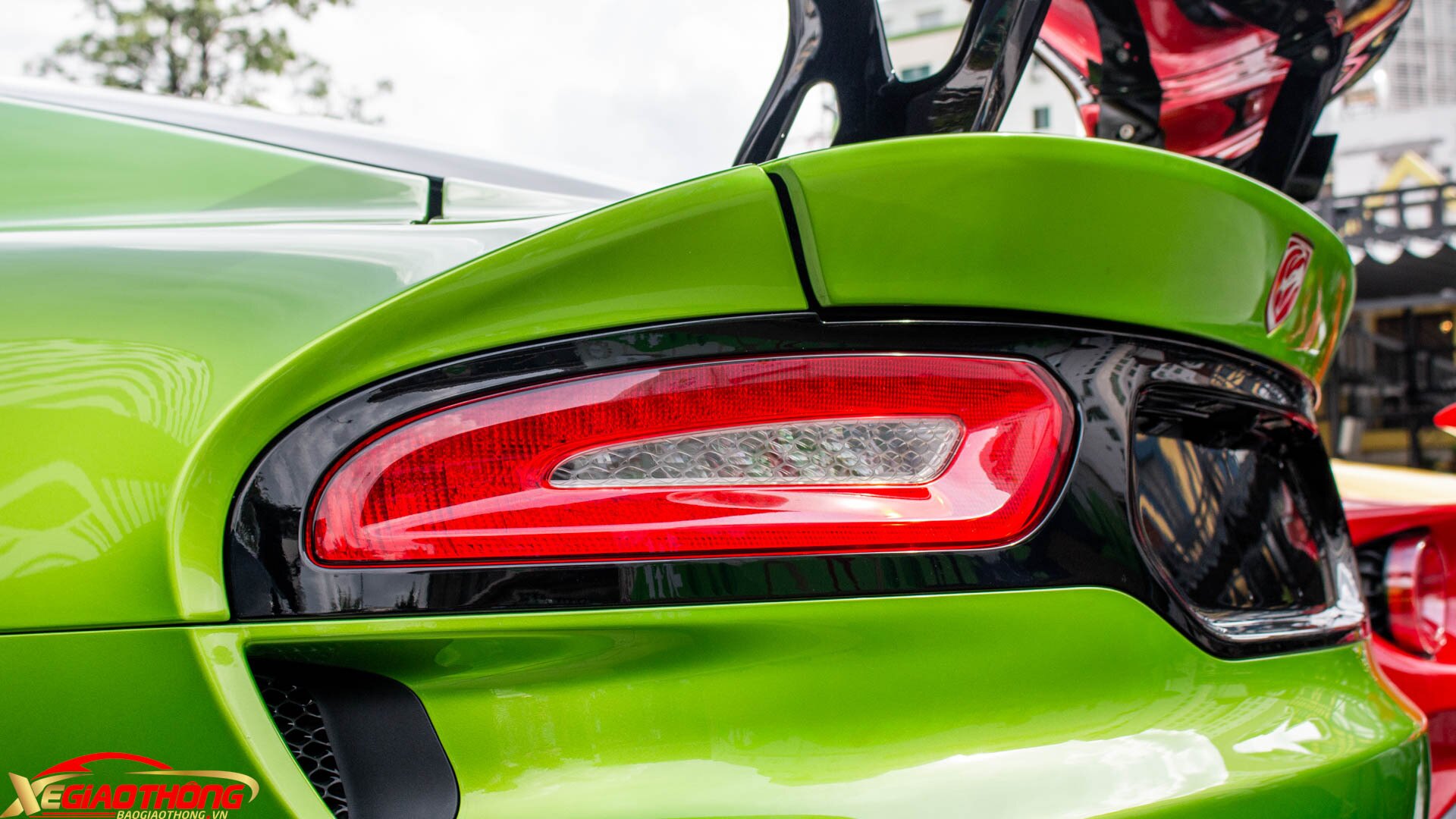 Cụm đèn hậu thiết kế mềm mại, tương đồng với cặp đèn pha