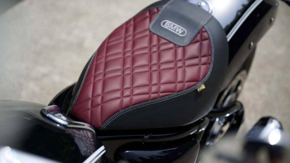 Bổ sung cho tông màu đen và crom là ghế ngồi Option 719 bọc da màu đen và đỏ, nổi bật với đường chỉ khâu hình thoi dập nổi