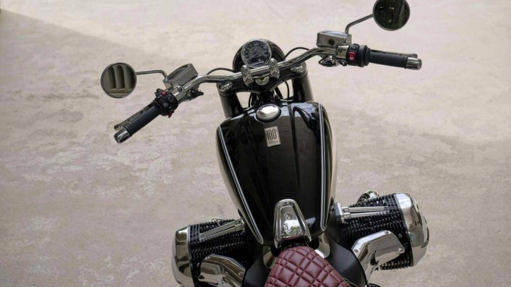 Màu sơn trên R18 100 Years Edition là sự kết hợp giữa Chrome cổ điển kết hợp màu sơn đen với độ bóng cao cũng như sọc ghim màu trắng và huy hiệu “100 năm”