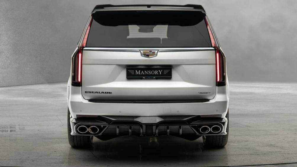 Ở phía sau, Cadillac Escalade sở hữu một cánh lướt gió gắn trên mui xe và một bộ khuếch tán. Đồng thời xe được trang bị bốn ống xả hiệu suất cao của Mansory