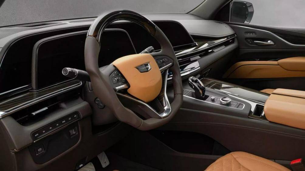 Bên trong cabin, thương hiệu Mansory xuất hiện trên thảm sàn bọc da, vô-lăng sửa đổi và các tấm ốp bằng sợi carbon