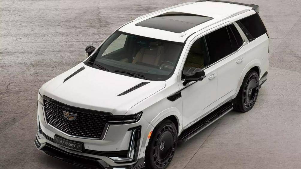 Ốp gương, ốp bên hông, cửa hút gió trên nắp ca-pô và các khe thoát gió giả trên cột C và cột D đều là sợi carbon