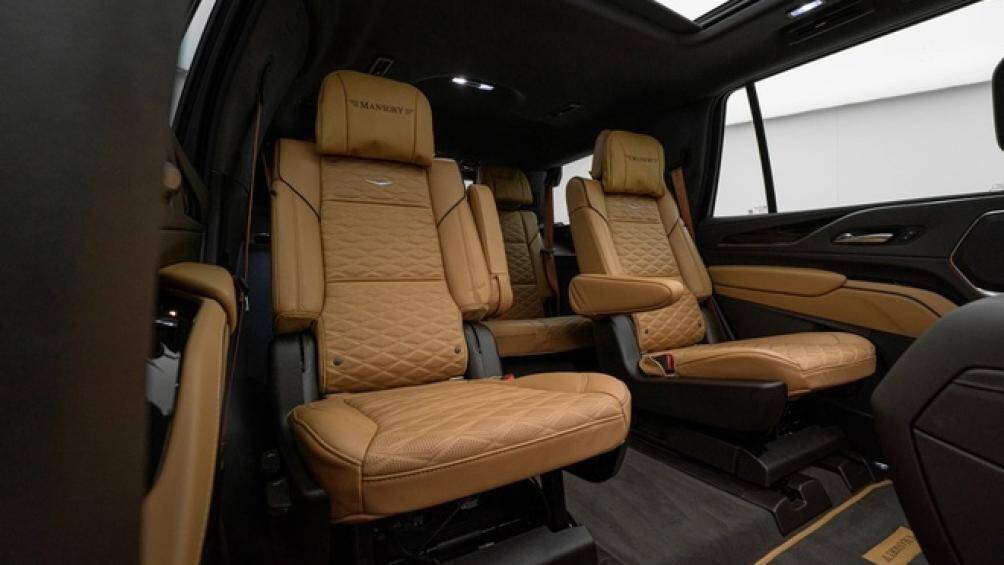 Xe được kết hợp giữa chất liệu bọc da màu be cho ghế ngồi với các điểm nhấn bằng gỗ trên bảng bệ tỳ tay và bảng điều khiển trung tâm