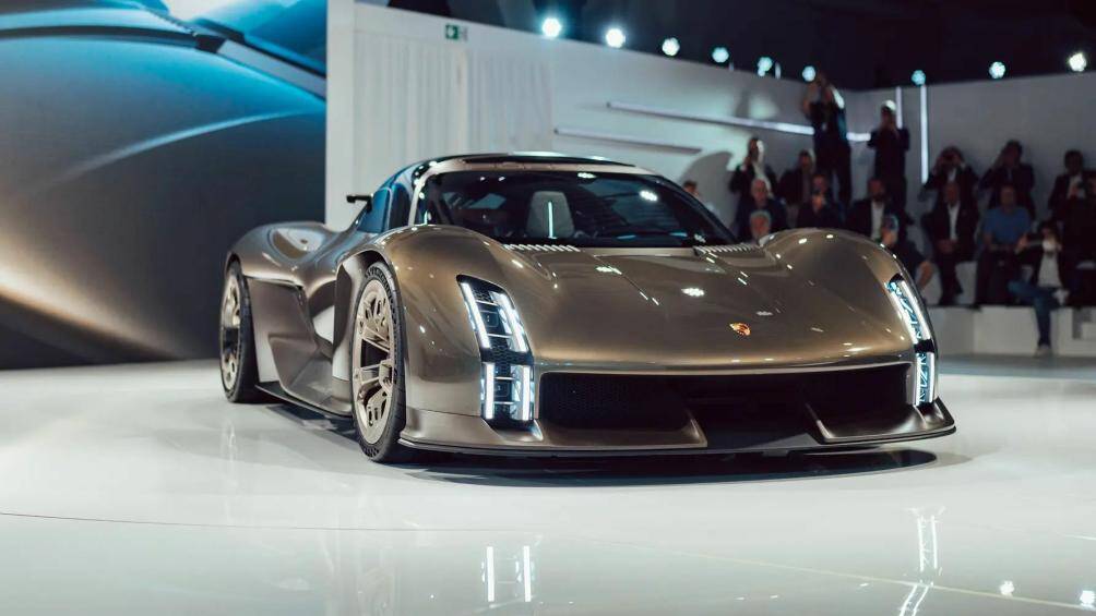 Đối với xe đua hình dạng đèn pha kéo dài và đặt thấp, nhưng Mission X đã nâng cấp đèn mới công nghệ LED module