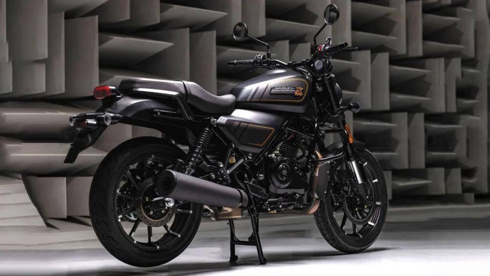 Bánh trước là loại hợp kim kích thước 18 inch trong khi bánh sau là loại kích thước 17 inch, lốp CEAT Zoom. Trang bị phanh đĩa đơn ở trước cũng như sau với ABS kênh đôi