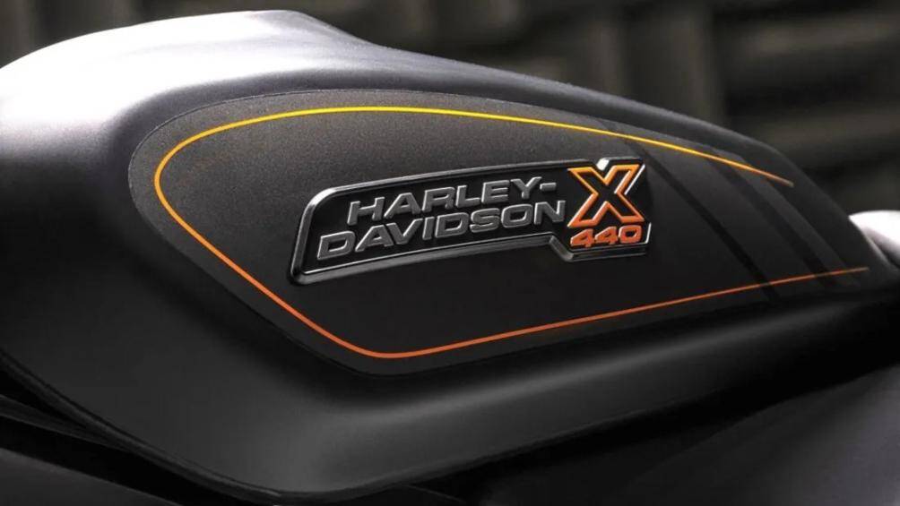 Harley-Davidson X440 nổi bật với phong cách tân cổ điển được lấy cảm hứng từ dòng xe XR. Trang bị đèn pha LED và cụm đồng hồ tròn. Bình xăng thiết kế hình giọt nước