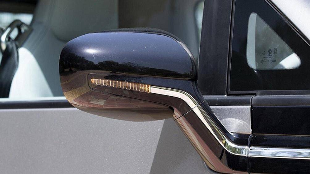 Xe được trang bị dải đèn LED nằm vắt ngang đầu xe có tên Extended Horizon. Dải đèn này nối với nẹp mạ crôm kéo dài đến ốp gương chiếu hậu