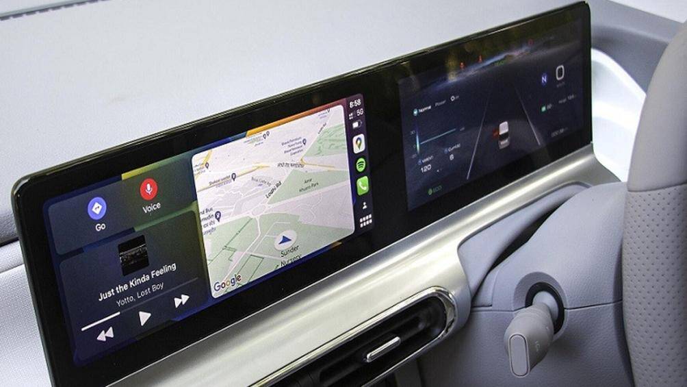 Xe sở hữu hệ thống chống bó cứng phanh ABS, phân phối lực phanh điện tử EBD, cảnh báo áp suất lốp, camera lùi, cảm biến lùi và 2 túi khí trước