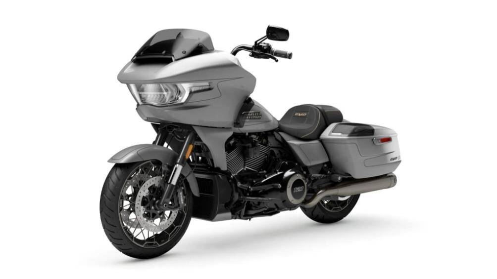 Đối với mẫu CVO Street Glide 2023, bộ quây cánh dơi phía trước với hình dạng chữ “T” đặc trưng vẫn được giữ lại...
