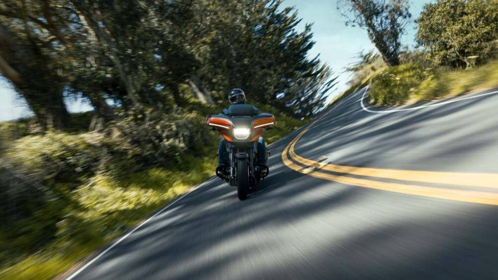 Khe giảm áp trên kính gió có thể điều chỉnh để người lái kiểm soát các luồng không khí hướng vào mũ bảo hiểm