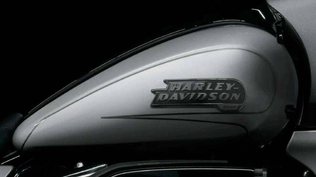 Ngoài ra, bình xăng và thùng hành lý 2 bên cũng được tạo hình lại để phù hợp với bộ quây mới