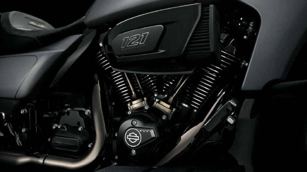 Cung cấp sức mạnh cho Street Glide và Road Glide CVO là cỗ máy Milwaukee-Eight VVT 121 V-Twin mới, 4 van mỗi xi-lanh, dung tích 1.977cc