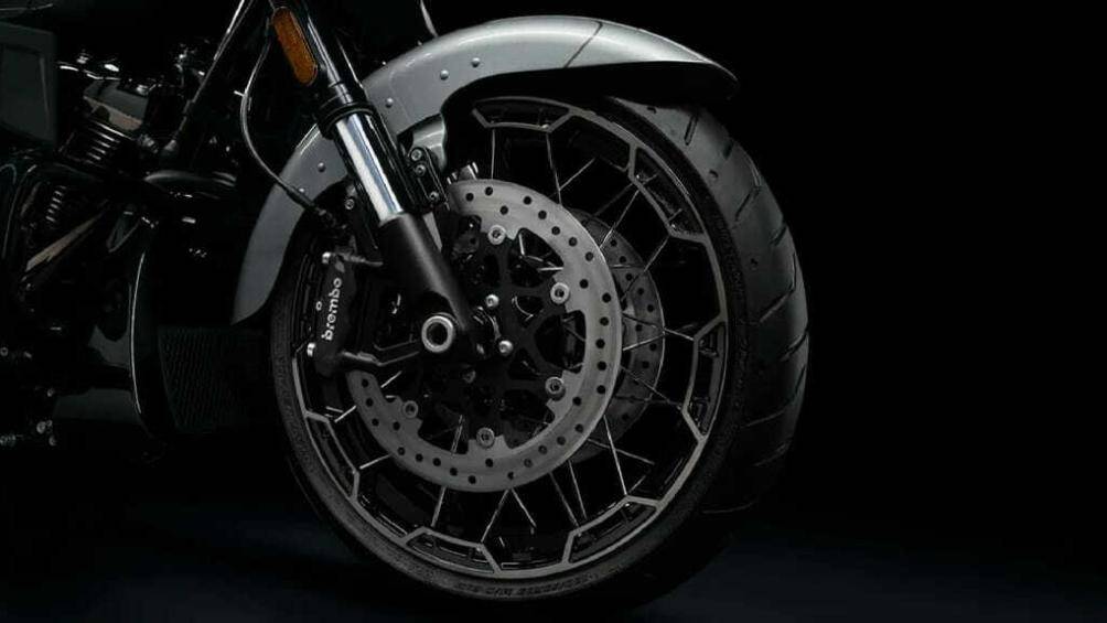 Ngoài ra, bộ đôi CVO thế hệ mới của Harley-Davidson được trang bị hệ thống phanh Brembo và phuộc Showa hàng hiệu
