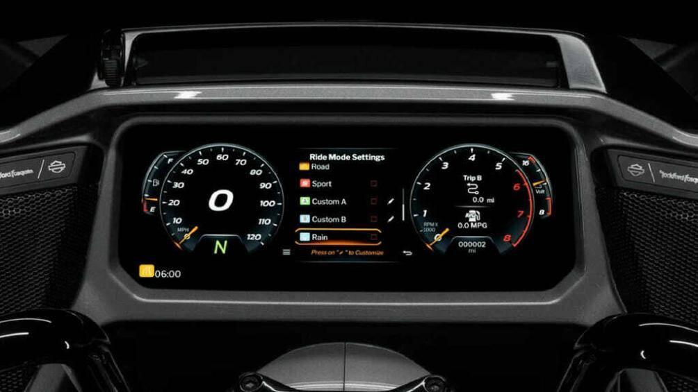 Hai phiên bản CVO mới được trang bị màn hình cảm ứng TFT kích thước 12,3inch đi kèm hệ điều hành Skyline và hệ thống âm thanh Rockford Fosgate Stage II