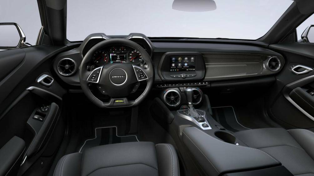 Bên trong nội thất sẽ có một huy hiệu Panther tại vô lăng, thảm sàn có logo Collector's Edition bằng nhôm khắc laser độc đáo