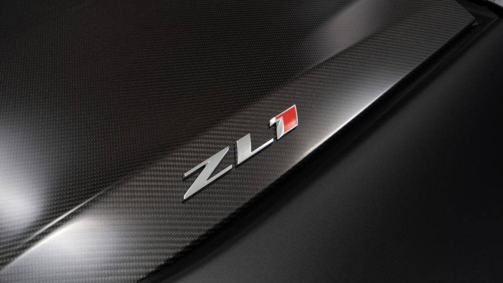 Bên cạnh đó là chiếc đồng hồ Shinola Canfield Sport 45 mm với số sê-ri khớp với huy hiệu xe cùng họa tiết da báo