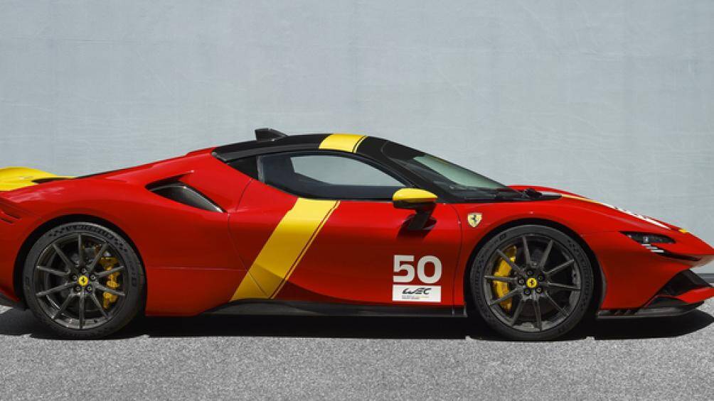 Được ra mắt trên các kênh truyền thông mạng xã hội của Ferrari, chiếc SF90 này có tem đấu y hệt như xe đua của hãng tại Le Mans 2023 - trừ các logo nhà tài trợ