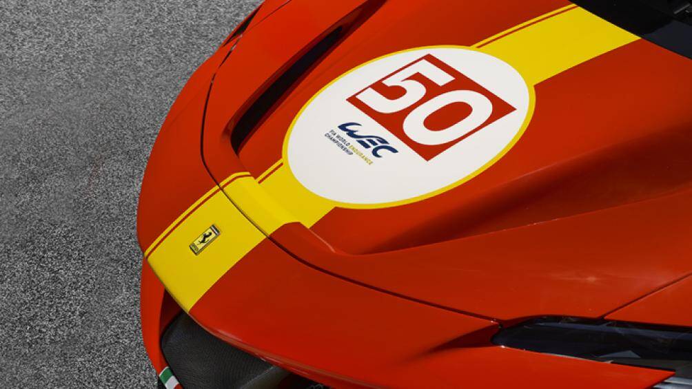 Ngoại thất được sơn màu đỏ bóng và kết hợp với các sọc dọc và ngang màu vàng