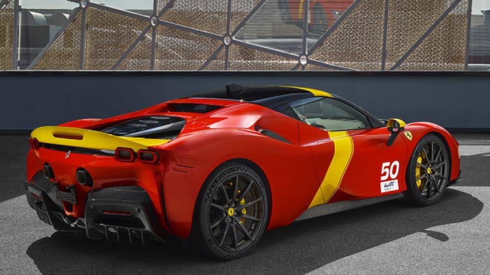 Đề can trên mui xe và cửa ra vào có logo giải vô địch sức bền thế giới (WEC) và số 50 - thể hiện thời gian mà Ferrari đã vắng bóng trên bục vô địch tại giải đua Le Mans