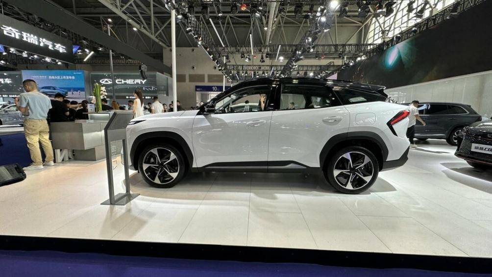 Hai bên thân xe của Galaxy L7 trông khá giống Hyundai Tucson bởi cửa kính vuốt thuôn về sau