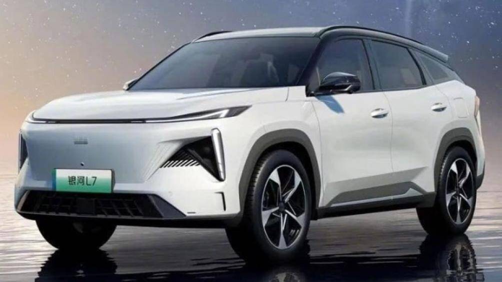 Là một chiếc xe hybrid plug-in, nhưng Galaxy L7 trông rất giống xe điện do nó có mặt ca-lăng kín hoàn toàn. Các đèn pha đa giác nằm phía dưới đèn định vị dạng LED dải