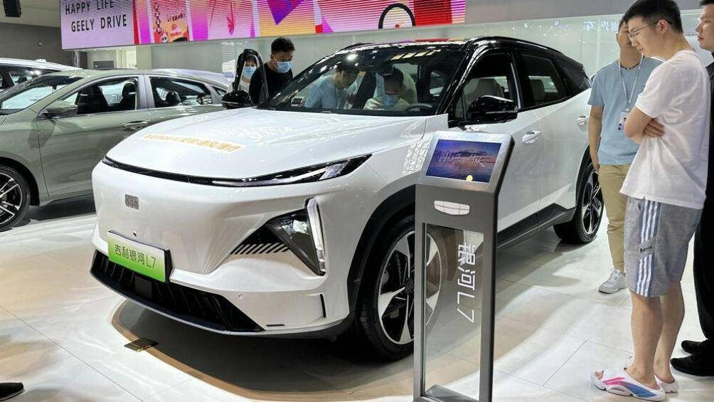 Tại triển lãm ô tô Trùng Khánh 2023 vừa diễn ra tại Trung Quốc, tập đoàn Geely đã cho ra mắt mẫu SUV mới nhất của mình mang tên Galaxy L7