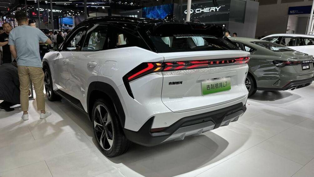 Phía đuôi xe có cụm đèn hậu LED được thiết kế kéo dài ngang thân và cản sau cũng sở hữu các khe gió giả