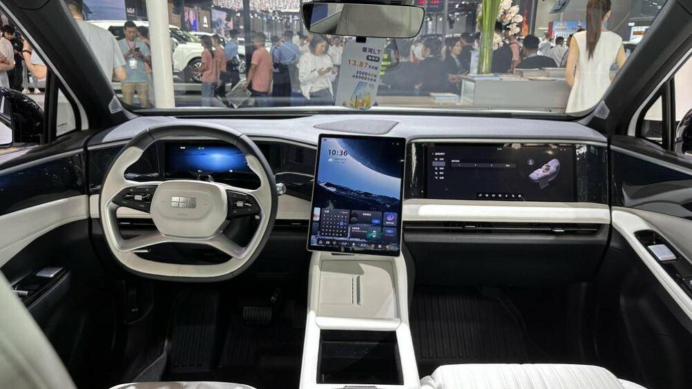 Geely Galaxy L7 gây ấn tượng với bốn màn hình lớn gồm bảng điều khiển 10,25 inch, màn hình điều khiển trung tâm 13,2 inch, màn hình đồng lái 16,2 inch và màn hình HUD 25,6 inch