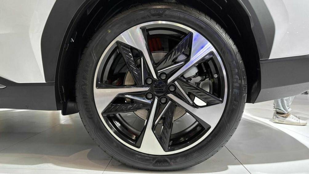 Xe được trang bị hệ thống truyền động hybrid NordThor Hi-X 8848 bao gồm một động cơ 4 xi-lanh chuyên dụng hybrid mới được phát triển và một động cơ điện mới