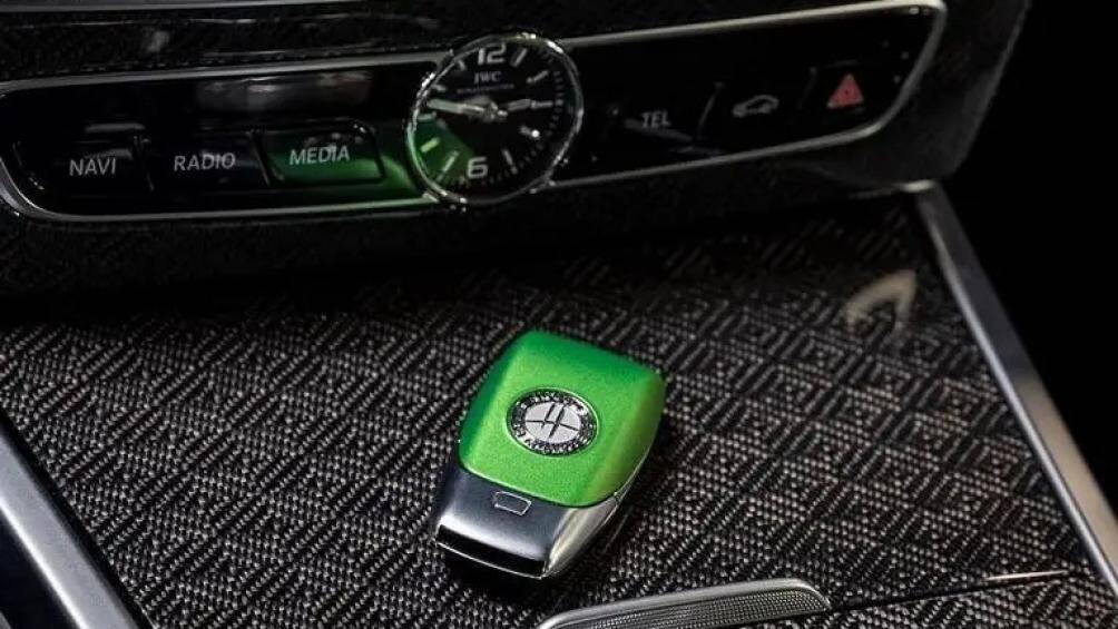 Nội thất của Mercedes-AMG G63 Evolution HG800 được làm mới, bổ sung các chi tiết làm từ sợi carbon cùng hoa văn