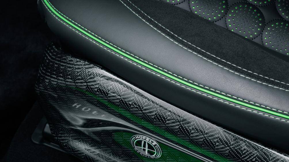 Những đường chỉ nổi trang trí bên trong tông màu xanh đồng điệu với nước sơn ngoại thất AMG Green Hell magno
