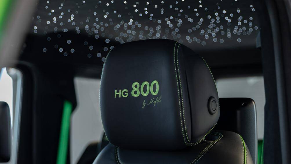 Dòng chữ "Evolution HG800" được thêu nổi trên phần tựa đầu cùng với đó là bầu trời sao Starlight thường thấy trên dòng xe siêu sang Rolls-Royce