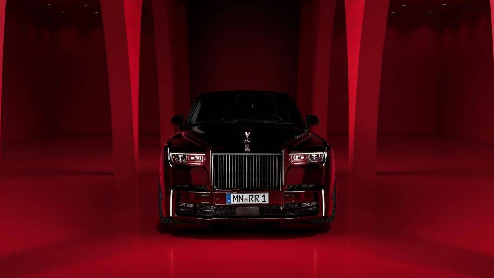 Ngoại thất Rolls-Royce Series II được nâng cấp thêm nhiều chi tiết từ vật liệu carbon composite cùng đèn LED trợ sáng bên hông xe tăng chất thể thao