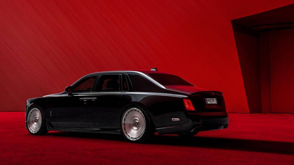 Xe cũng được trang bị bộ lốp 295/30 R 24. Mâm sẽ có tùy chọn 72 màu sắc cũng như sơn bóng hoặc chải xước