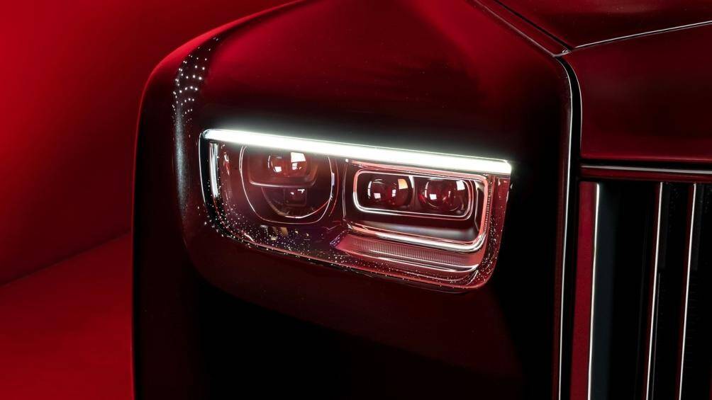 Hệ thống đèn pha LED của xe với nhiều đường cắt laser bổ sung thêm những điểm LED tạo hiệu ứng bầu trời sao