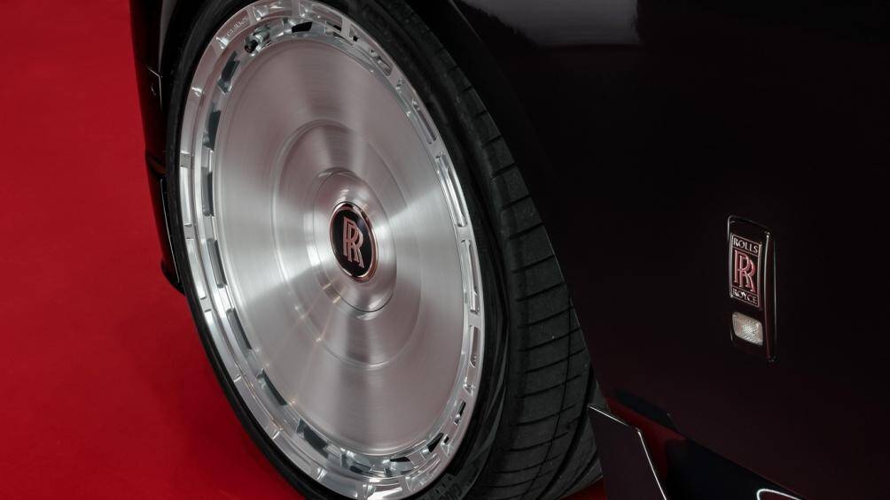 Điểm nhấn của Phantom Series II qua gói độ Spofec chính là bộ mâm Spofec SP3 được gia công bằng công nghệ cao và áp dụng kỹ thuật CNC hiện đại