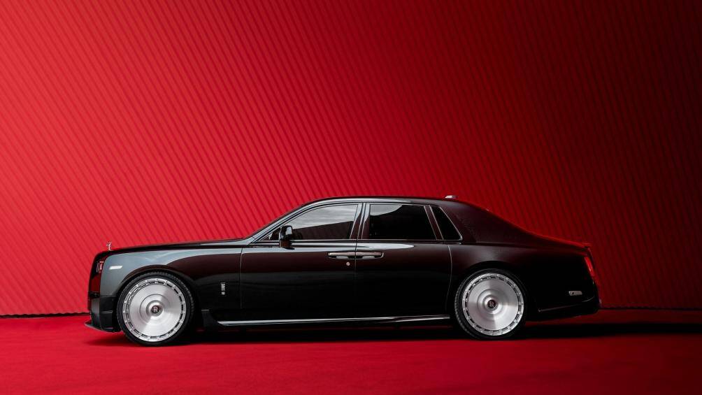 Ngoài ra hệ thống treo của xe được Spofec nâng cấp bộ mô-đun tùy chỉnh treo khí nén thích ứng có thể giảm thêm 40 mm so với nguyên bản