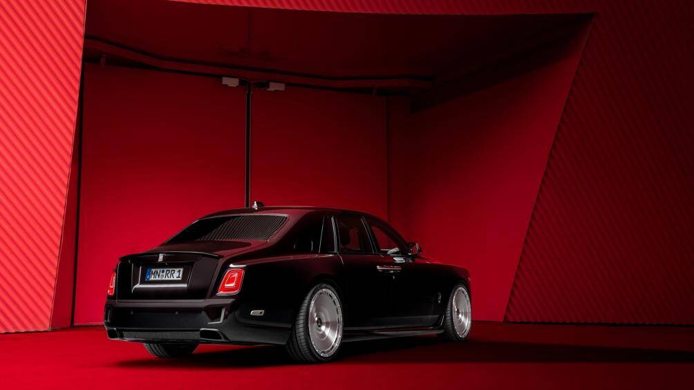 Nguyên bản Rolls-Royce Phantom Series II thế hệ thứ 8 trang bị động cơ V12 twin-turbo 6.75L, sản sinh công suất tối đa 571 mã lực và mô-men xoắn cực đại 900 Nm