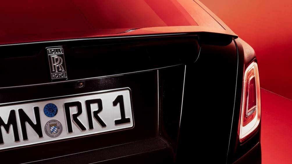 Trên nắp khoang hành lý bổ sung thêm cánh gió khí động học, đây là điểm nổi bật ở phần đuôi xe