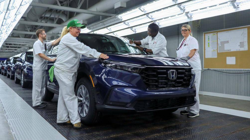 Tại Việt Nam, Honda CR-V đang được bán với 4 phiên bản là E, G, L và LSE. Giá bán dao động từ 998 triệu đồng đến 1,138 tỷ đồng