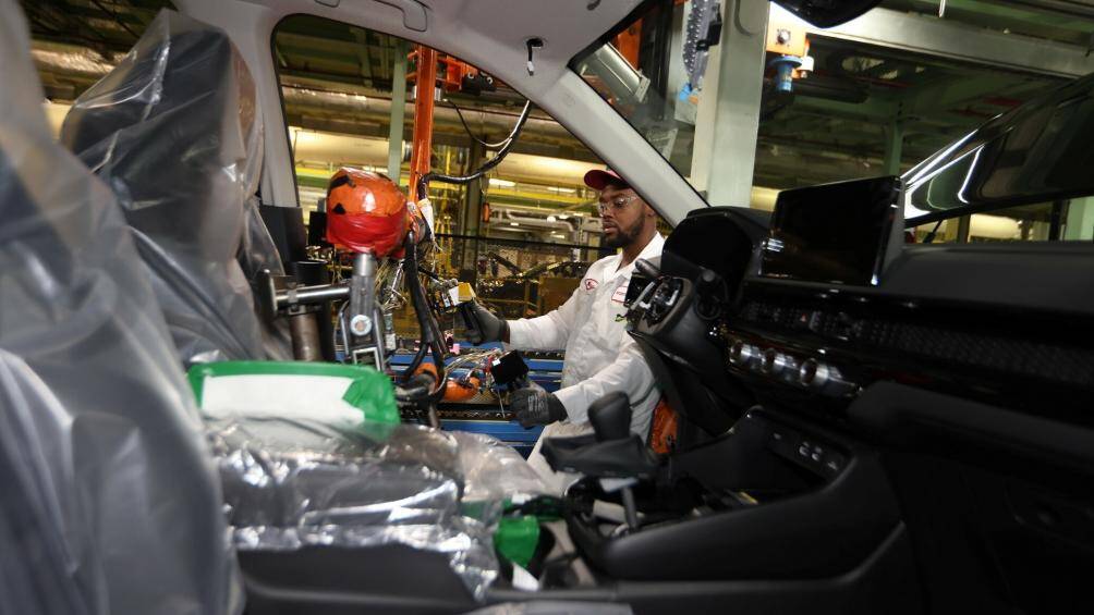 Xe sở hữu khá nhiều trang bị tiêu chuẩn như ghế bọc da, ghế phụ lái chỉnh điện, cửa cốp chỉnh điện, màn hình giải trí 9 inch, sạc không dây...