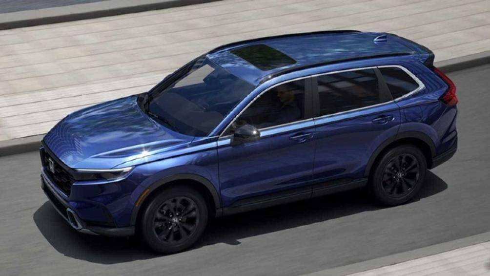 Honda CR-V Sport-L có nhiều chi tiết nhận biết như các đường trang trí màu đen bóng bên ngoài, la-zăng 18 inch sơn đen, ống xả hình chữ nhật