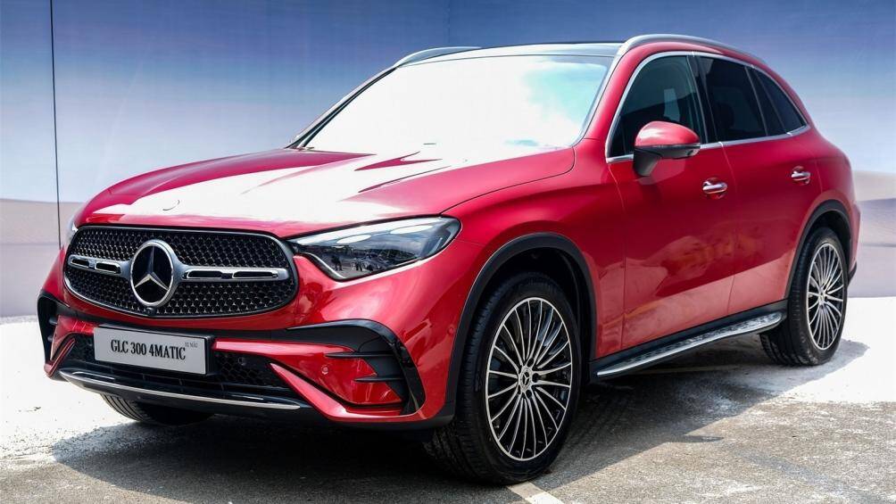 4. Mercedes-Benz GLC: Mẫu xe này được dự đoán chỉ còn 59,82% giá trị ban đầu sau nửa thập kỷ. Trong khi đó giá niêm yết của GLC 2023 là 47.100-68.200 USD