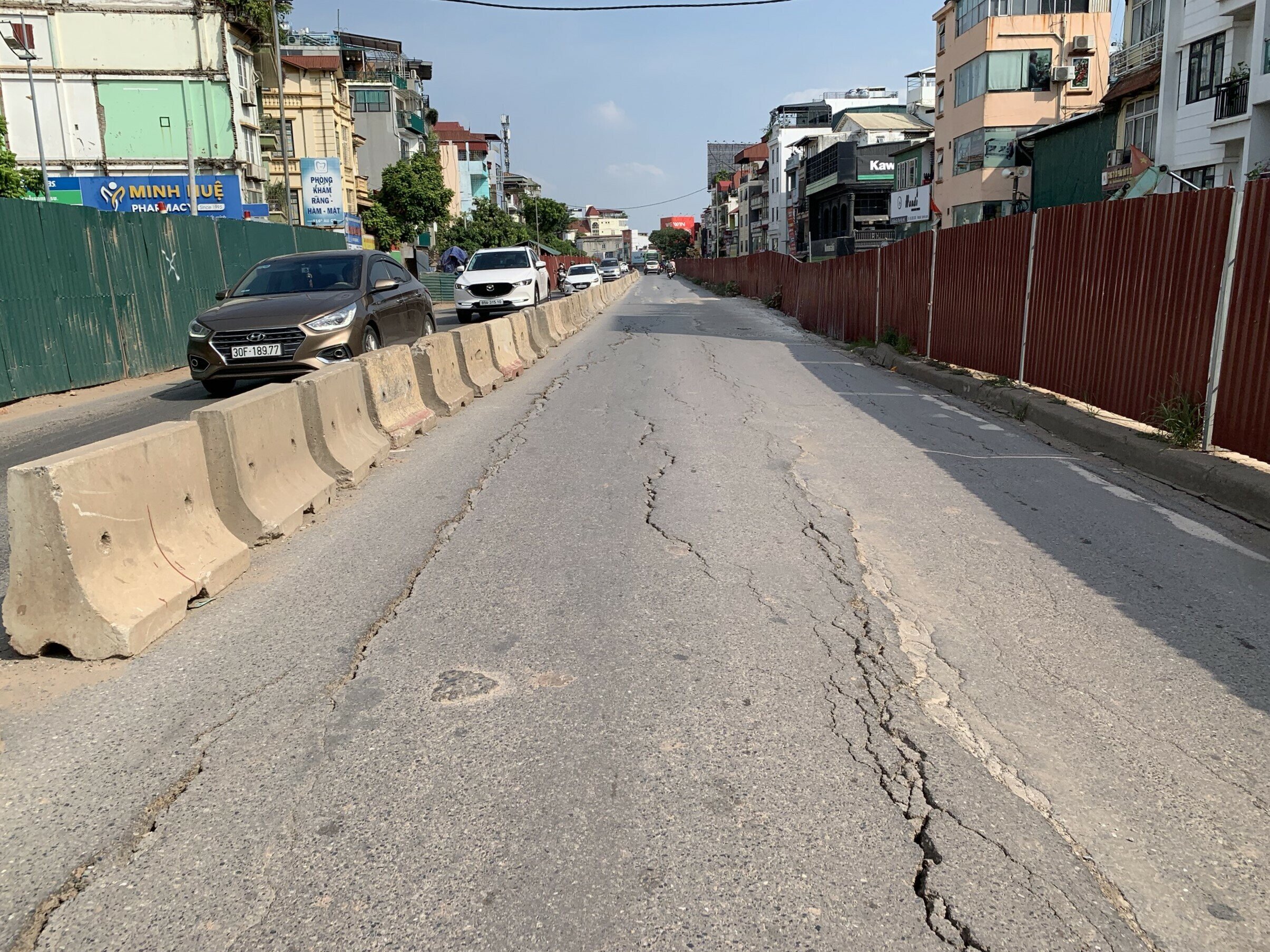 Ghi nhận của PV cho thấy, kh&ocirc;ng chỉ lớp nhựa thảm ph&iacute;a tr&ecirc;n của tuyến đường n&agrave;y bị nứt m&agrave; cốt nền của đường cũng bị l&uacute;n s&acirc;u.