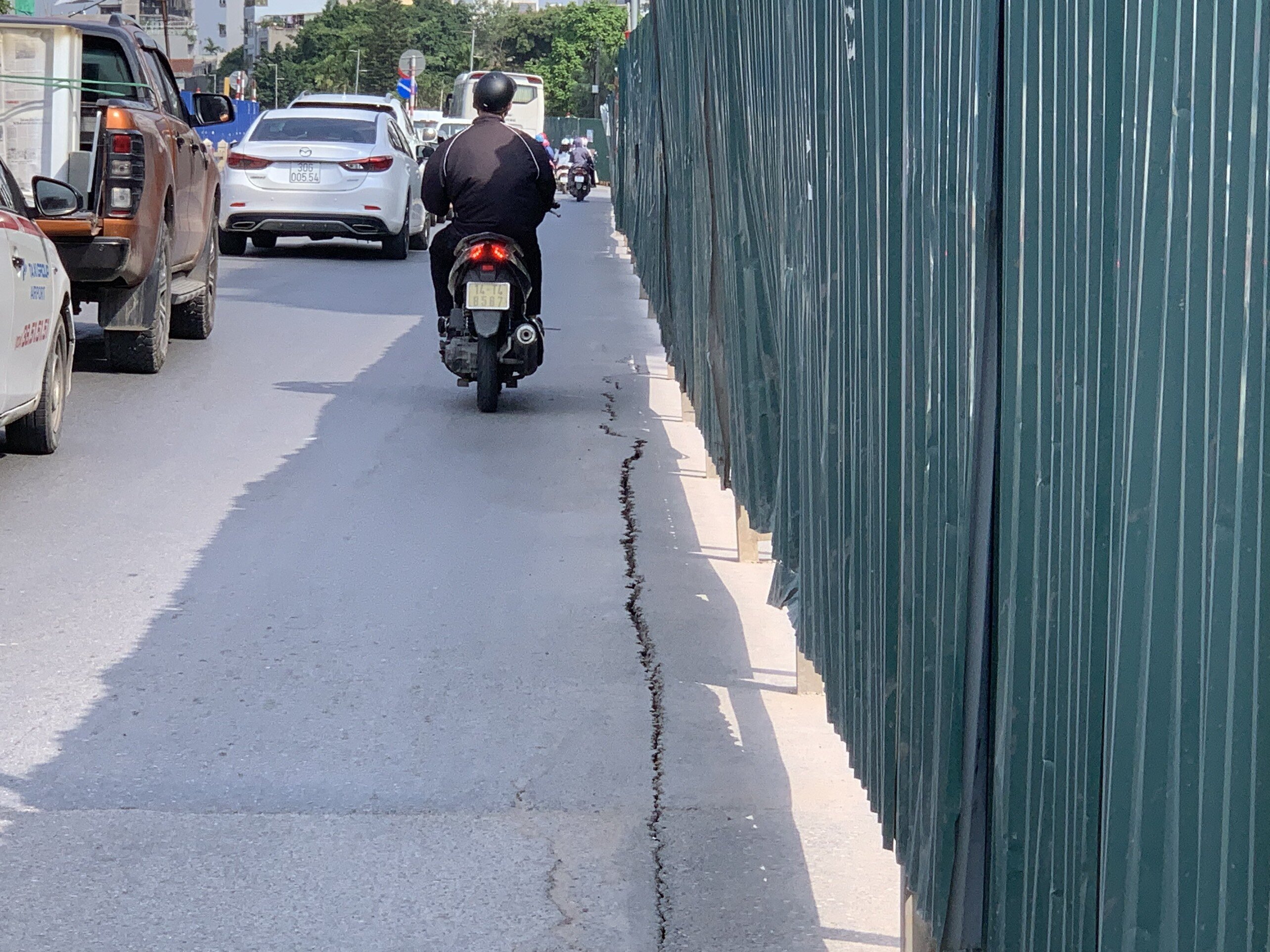 "Ban ng&agrave;y th&igrave; c&oacute; thể biết để tr&aacute;nh chỗ đường xấu, tuy nhi&ecirc;n khi trời tối, người điều khiển phương tiện kh&oacute; nh&igrave;n r&otilde; những vị tr&iacute; đường hư hỏng, l&uacute;n nứt để tr&aacute;nh. V&agrave;o chiều tối, t&ocirc;i đi qua đường &Acirc;u Cơ thường phải đi chậm, cố giữ an to&agrave;n", chị Vũ Hồng Loan, tr&uacute; ở quận Bắc Từ Li&ecirc;m n&oacute;i.